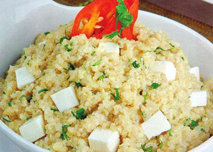 Pesque de quinua cremoso servido en plato hondo con queso fresco