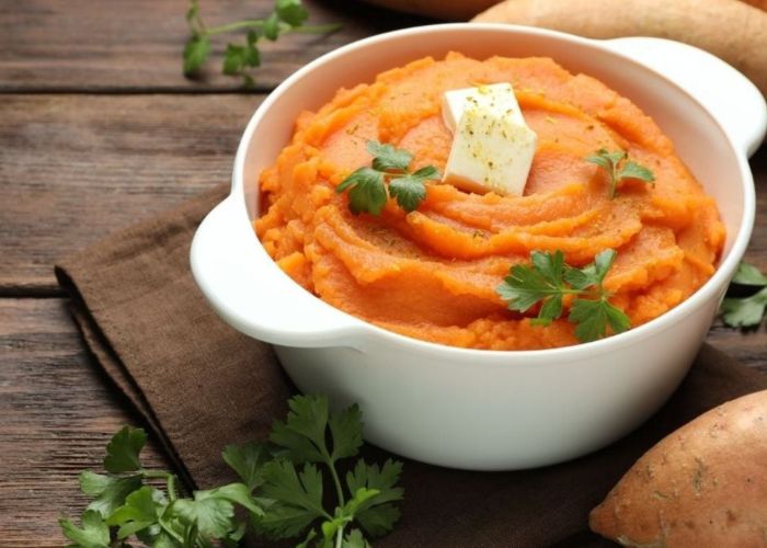 Puré de camote naranja cremoso servido en bowl de cerámica
