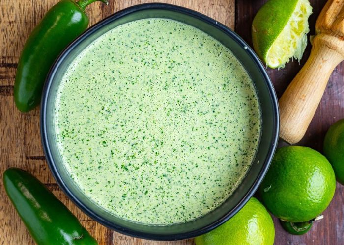 Salsa de ají amarillo cremosa en cuenco de piedra